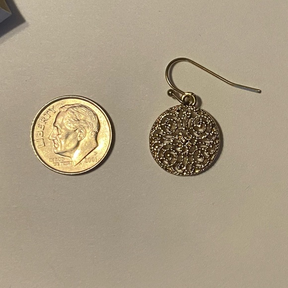 💛PERIWINKLE GOLD TONE EARRINGS💛  NWT - Picture 2 of 3